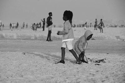 Zwei Kinder spielen am Strand  in Dakar, schwarz/weiß